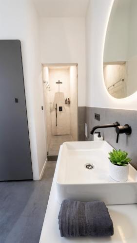 Top Central Cozy Nest 3Bdr - Steps to Main Attractions - image 2