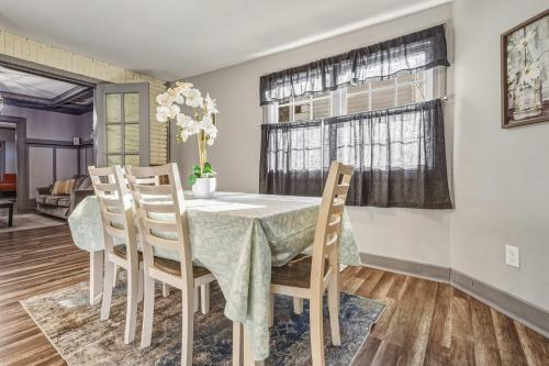 The Aquarium Chateau- 9BR, 4Bath, Close to Niagara Falls in Niagara Falls, USA