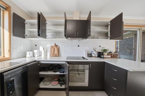 virtuve, Granton River View Home Near Hobart CBD Parking in Granton