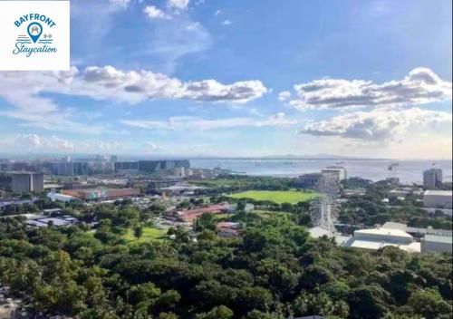 Bayfront Suite with Balcony & Manila Bay View, Fast WiFi, Netflix, Pool, Gym & Sauna, Near MOA, NAIA, PICC & Star City, WFH Ready, Manila