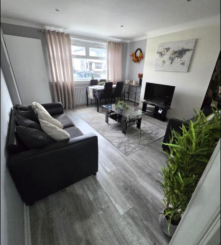FM Homes & Apartments 3 Bedroom House Motherwell in Мазеруелл