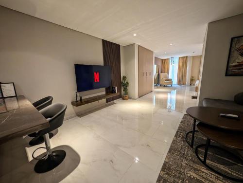 Stay in The Avenair MM Alam - Walk to Cafes & Restaurants - image 4