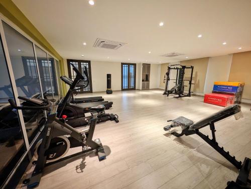 Central Lahore Apartment - The Avenair MM Alam Gulberg - image 10