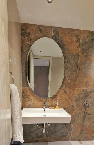 Chic Apartment in The Avenair - MM Alam Gulberg Stay - image 13