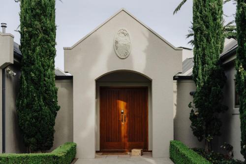 Book the Six-Bedroom House Six-Bedroom House
