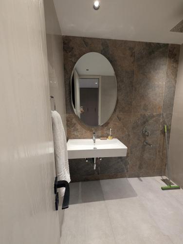 Central Lahore 1 Bed Apartment - The Avenair MM Alam Road By Alvis Suite - image 2