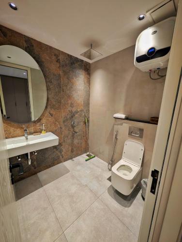 Central Lahore 1 Bed Apartment - The Avenair MM Alam Road By Alvis Suite - image 4