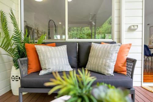 'Tropical Refuge' Classic Queenslander Paradise in Stratford