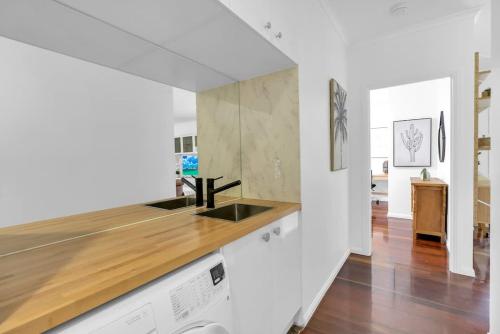 'Tropical Refuge' Classic Queenslander Paradise in Stratford