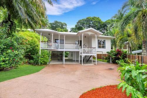 'Tropical Refuge' Classic Queenslander Paradise in Stratford