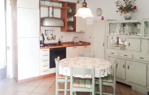 кухня, 2 Bedroom Stunning Home In Monteverdi Marittimo in Монтеверді Маріттімо