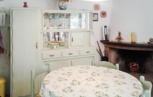 кухня, 2 Bedroom Stunning Home In Monteverdi Marittimo in Монтеверді Маріттімо