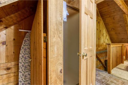 Cozy Mountain Hideaway - image 20