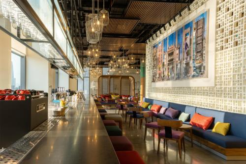 酒吧/Lounge Bar, 峴港溫克江畔飯店 - 凱悅安達仕 - 24 小時入住 (Wink Danang Riverside, Unscripted by Hyatt- 24 hours stay) in 峴港