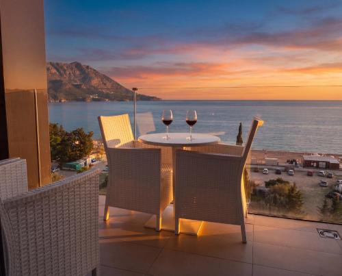Shine Residence First Line Sea View
