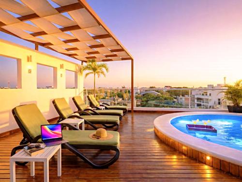 Tranquil Romantic & Family Suites, Patio Pool, 7 Min Walk to Beach, Full Kitchen, Fast WiFi, AC