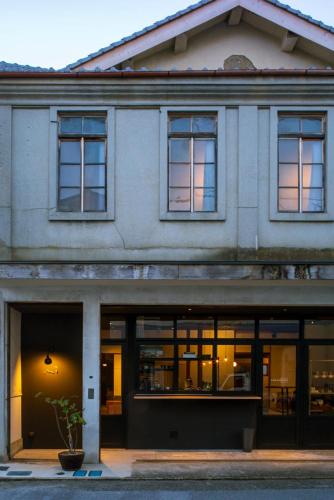 . Lhotel de Mai