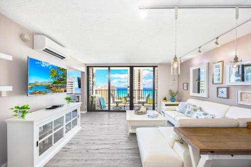 Ocean-view corner suite with pool & parking
