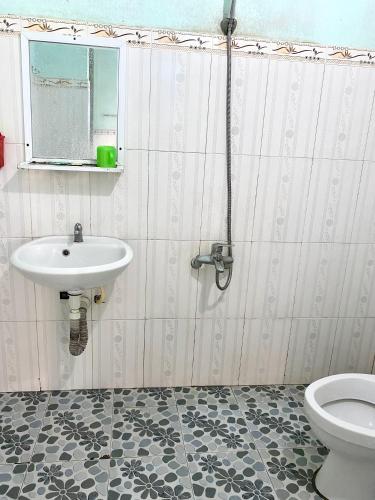Quoc Khanh Guest House in Perfume River