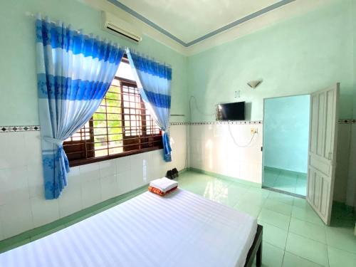 Quoc Khanh Guest House in Perfume River