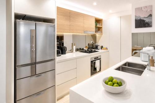Bondi Garden Gem 2 BD With Hot Tub Patio BBQ and Parking - image 12