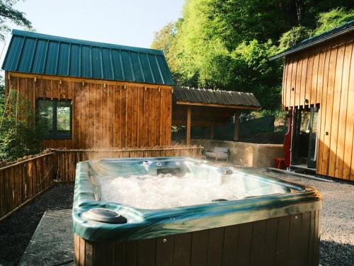 Le Refuge du Milan - Bus anglais avec jacuzzi 5 personnes – khách sạn tại Esbareich
