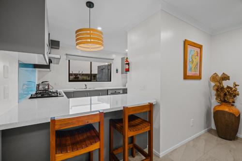virtuve, Waterfront location with estuary outlook and ocean beach access - sleeps 19 in Maketu
