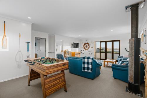 Waterfront location with estuary outlook and ocean beach access - sleeps 19 in Maketu