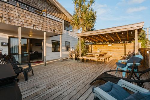 Iekārtas, Waterfront location with estuary outlook and ocean beach access - sleeps 19 in Maketu