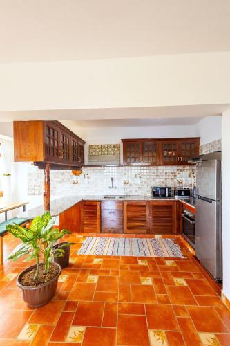 Ken's Apartment 5 Enjoy Ocean Views, Pool and AC in Kilifi