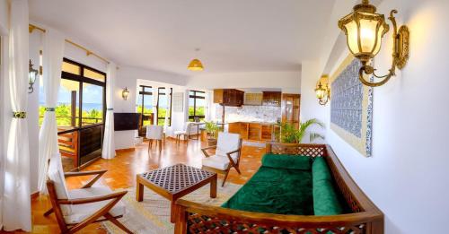 Ken's Apartment 5 Enjoy Ocean Views, Pool and AC in Kilifi
