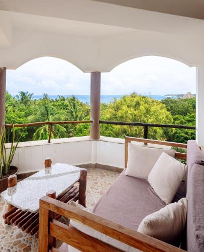 Ken's Apartment 5 Enjoy Ocean Views, Pool and AC in Kilifi