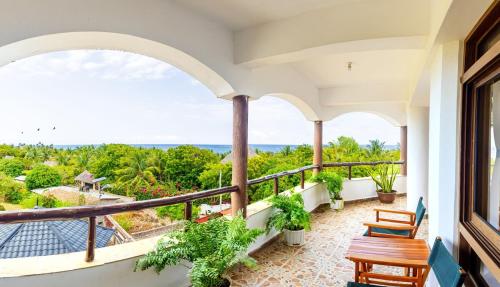 Ken's Apartment 5 Enjoy Ocean Views, Pool and AC in Kilifi