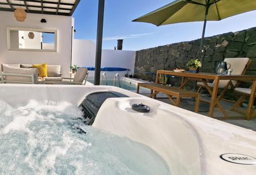 Villa Oasis with heated pool, jacuzzi, and comfort