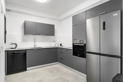 bucătărie, Modern 4BR Apt l Balcony l Mamad l Bldg Renovation in Bat Yam