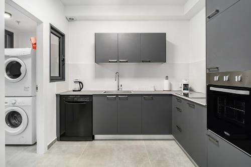 bucătărie, Modern 4BR Apt l Balcony l Mamad l Bldg Renovation in Bat Yam