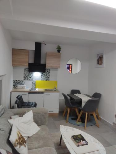 Charmant studio cosy au cœur de la ville de Wiltz – khách sạn tại Esch-Sur-Sure