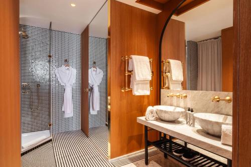 room detail thumbnail 2