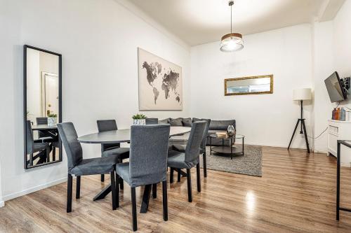 Luxury 4 bedrooms apartments Close to Duomo 2