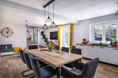 Villa San - Family oasis with pool - kids always in sight in Butkovici