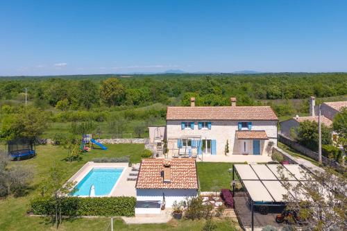 Villa San - Family oasis with pool - kids always in sight in Butkovici