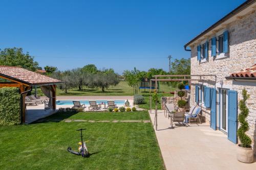 Villa San - Family oasis with pool - kids always in sight in Butkovici