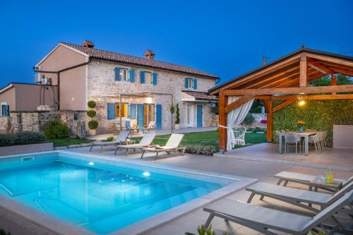 Villa San - Family oasis with pool - kids always in sight in Butkovici
