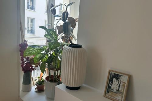 Bright apartment near the Eiffel Tower - image 4