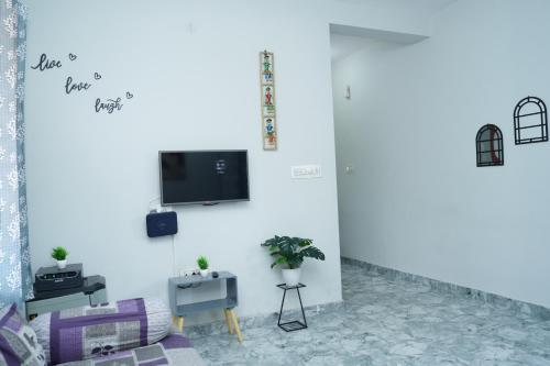 Стая за гости, Sukruthi service apartment 1bhk in Jeppinamogaru