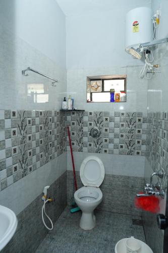 Баня, Sukruthi service apartment 1bhk in Jeppinamogaru