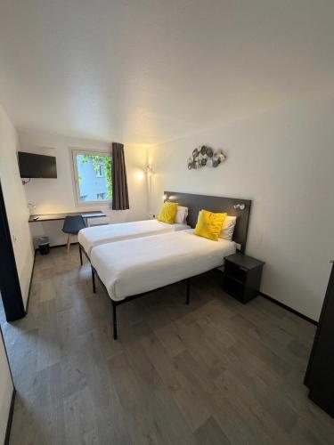 1 double bed, 2 twin beds