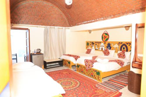 1 queen bed, 1 twin bed