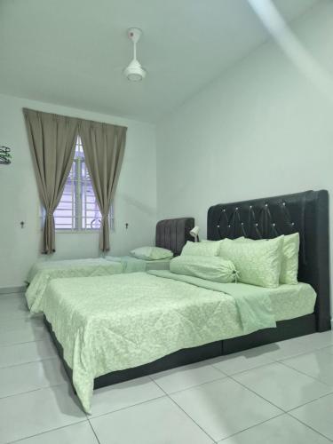 Rizqi Homestay - Tap to explore photos