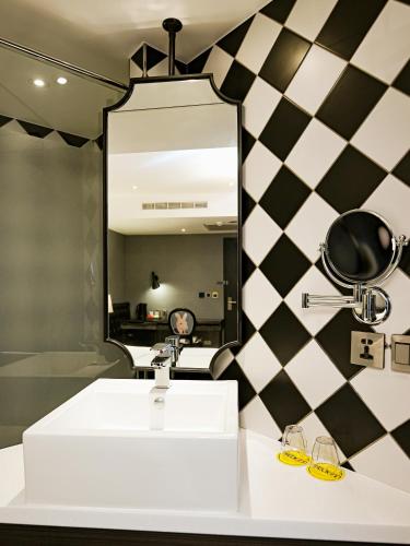 room detail thumbnail 2